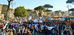 Mielenosoittajanuoria kylttien kanssa Rooman raunioiden keskellä