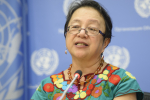 YK:n alkuperäiskansojen oikeuksien erityisraportoija Victoria Tauli-Corpuz taustallaan YK-logot