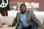 Ahmed Hadji sohvalla Kirkon Ulkomaanavun tiloissa
