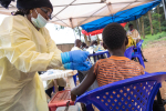 Terveystyöntekijä antaa lapselle rokotteen