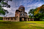 Hiroshiman atomipommista selvinnyt rakennuksen raunio ja muistomerkki