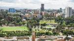Nairobin rakennuksia ja viheralueita