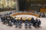 YK:n turvallisuusneuvoston kokouksen osallistujat kaarevassa kokouspöydässä