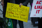 Mielenosoittajan kyltti, jossa lukee Boycott Brazilian Coffee, Soy, Timber - Stop Amazon Burning 