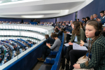 Ilmastoaktivisti Greta Thunberg kuulokkeet korvilla Euroopan parlamentin istunnossa
