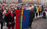 Ture Laiti ja Siiri Koistinen saamelaisten lipun kanssa
