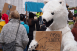 Osallistuja jääkarhupuvussa Tampereen ilmastomielenosoituksessa