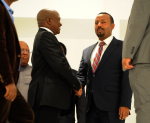 Etiopian pääministeri Abiy Ahmed kättelee Etelä-Afrikan varapresidenttiä David Mabuzaa