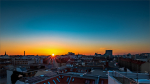 Auringonlasku Berliinin rakennusten takana