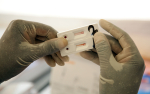 Käsi pitelee hiv-testipakkausta