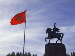 Kirgisian lippu ja ratsastajapatsas