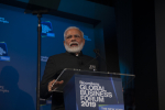 Intian pääministeri Narendra Modi Global Business Forumin puhujanpöntössä