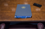 YK:n ydinaseet kieltävä sopimus kirjoituspöydällä