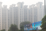 Saastepilven sumentamia rakennuksia Delhissä Intiassa