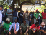 Istuvia ja seisovia mielenosoittajia Zimbabwessa