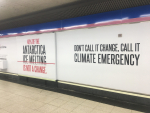 Ilmastonmuutoksesta varoittava mainosteksti metrotunnelin seinällä