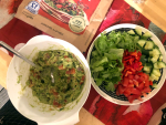 Kaksi kulhoa, joista toisessa vihanneksia, toisessa guacamolea