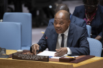 YK:n Länsi-Afrikan ja Sahelin toimiston johtaja  kirjoituspöydän takana