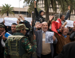 Sotilas mielenosoittajien edessä Tunisiassa