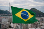 Brasilian lippu kaupunkimaiseman taustalla