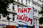 Fight racism -kyltti rakennuksen edustalla