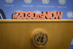 Puhujanpöntö, jossa YK:n logo ja kyltti #2030isnow. 