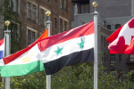 Syyrian lippu kahden muun lipun välissä.