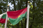 Puna-vihreä Burkina Fason lippu lipputangossa.