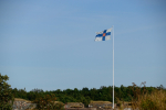 Suomen lippu lipputangossa.