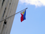 Filippiinien lippu rakennuksen seinässä.
