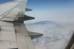 Lentokoneen siipi ja pilviä.