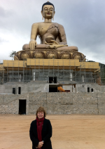 Nainen Buddha-patsaan edustalla.