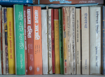Nepalinkielisten kirjojen selkämyksiä hyllyssä.