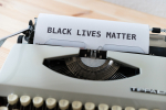 Kirjoituskone, jonka paperissa teksti Black Lives Matter.