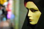 Musta hijab-huivi mallinuken päässä.