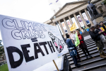Mielenosoittajia ja kyltti, jossa lukee "Climate crisis = death".