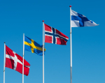 Tanskan, Ruotsin, Norjan ja Suomen liput lipputangoissa.