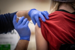 Lähikuva rokotteen antamisesta käsivarteen.