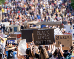 Mielenosoittajia Black Lives Matter -kylttien kera.