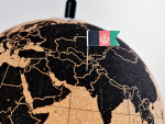 Afganistanin lippu karttapallon päällä.