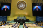 YK:n yleiskokouksen istuntosali, kokous käynnissä.