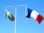 Uuden-Kaledonian ja Ranskan liput liehuvat tuulessa.