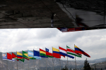 Joukko Latinalaisen Amerikan maiden lippuja liehuu tuulessa.