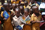 Joukko zimbabwelaisia lapsia kirjat käsissään.