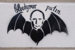 Graffiti, jossa lepakolla on Vladimir Putinin pää.
