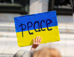 Ukrainan lippu, jossa teksti Peace.