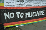 Mielenosoituskyltti, jossa lukee no to Mugabe.