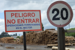 Espanjankielinen liikennemerkkiä ja 20 kilometrin tuntinopeudesta kertova liikennemerkki.