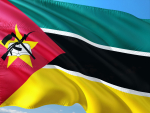 Mosambikin kelta-puna-musta-vihreä lippu.