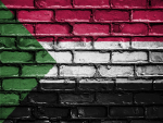 Sudanin lippu muuriin kuvattuna.